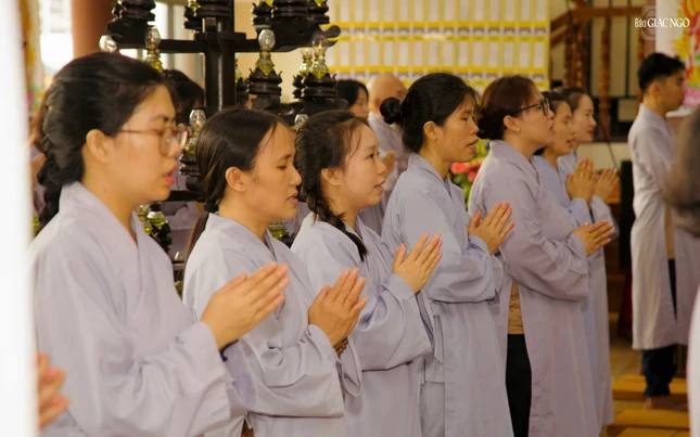 Phật tử tụng niệm Phật tử tụng niệm