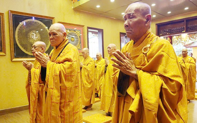 Chư tôn đức chứng minh Ban Trị sự GHPGVN H.Củ Chi trong khóa lễ tụng giới