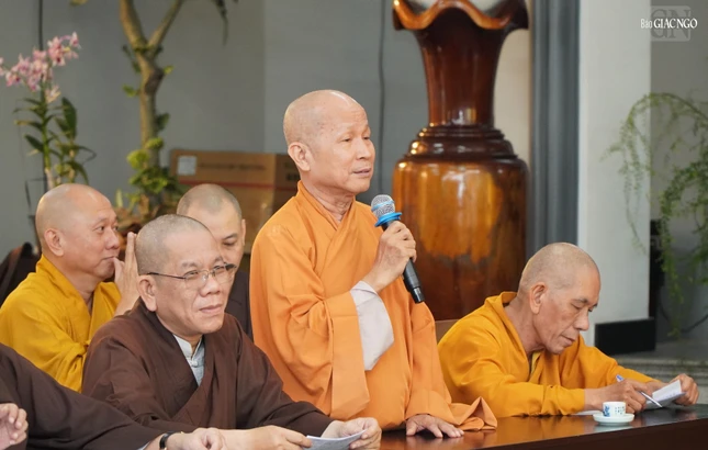 Thượng tọa Thích Giác Tín, Phó ban Trị sự GHPGVN Q.Gò Vấp phát biểu góp ý đóng góp về công tác từ thiện