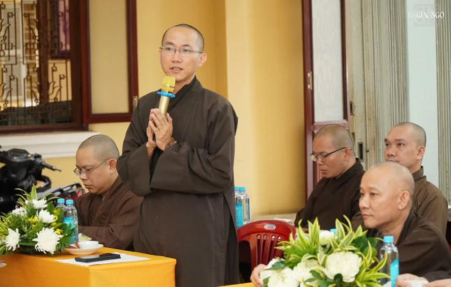 Đại đức Thích Thị Vinh góp ý về kế hoạch làm xe hoa của Phật giáo Q.10 Đại đức Thích Thị Vinh góp ý về kế hoạch làm xe hoa của Phật giáo Q.10