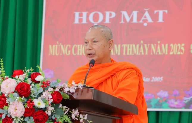 Thượng tọa Sơn Ngọc Huynh, Phó ban Trị sự GHPGVN tỉnh Vĩnh Long, Chủ tịch Hội Đoàn kết Sư sãi yêu nước tỉnh Vĩnh Long phát biểu