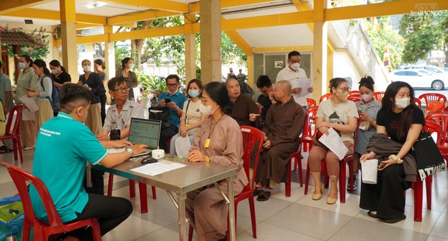 Ngay từ sáng sớm đã có nhiều vị Tăng và Phật tử chờ được hiến máu