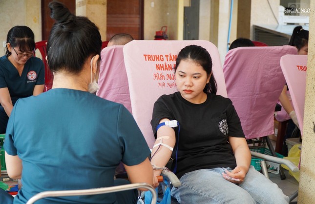 Chị Huỳnh Thị Ngọc Trinh (Q.Tân Bình) hiến máu tại chùa Vĩnh Nghiêm