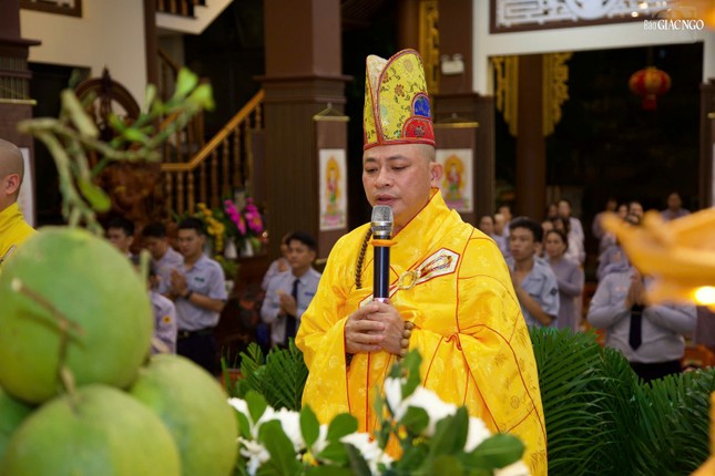 Thượng tọa Thích Quảng Tiến, trụ trì chùa Thiên Chánh, cùng chư Tăng chứng minh trong khóa lễ tối 5-4