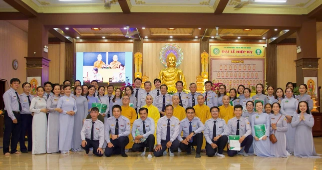 Thượng tọa Thích Quảng Tiến, trụ trì chùa Thiên Chánh cùng chư Tăng chứng minh Lễ mãn khóa và trao chứng chỉ trúng cách bậc Định đến 21 học viên tối 5-4