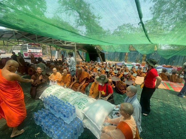 Cúng dường nước, gạo, thực phẩm đến chư Tăng
