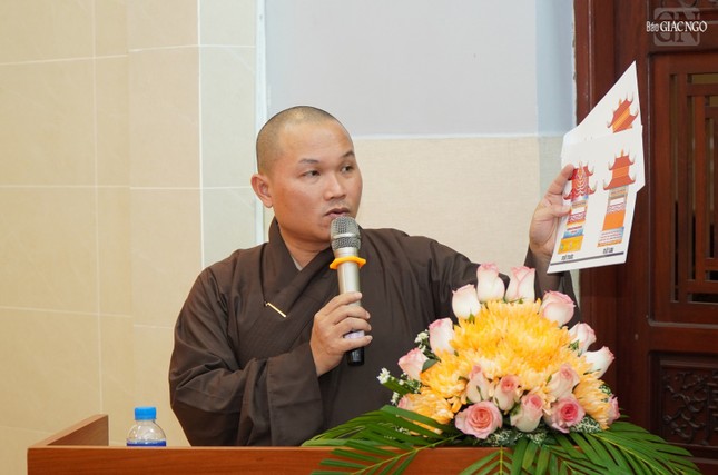 Đại đức Thích Pháp Toàn trình mô hình xe hoa của Phật giáo Q.12