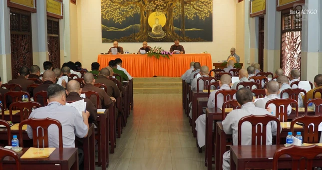 Quang cảnh buổi họp