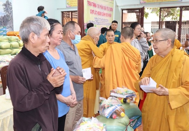 Chư Ni trưởng thăm hỏi và trao quà đến người dân