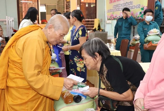 Người dân có hoàn cảnh khó khăn trên địa bàn quận nhận quà từ chư Ni