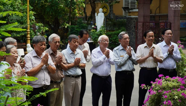 Ban Phật học chùa Xá Lợi tưởng niệm Cư sĩ Chánh Trí trước tượng bán thân được tôn trí trong khuôn viên sân chùa Xá Lợi Ban Phật học chùa Xá Lợi tưởng niệm Cư sĩ Chánh Trí trước tượng bán thân được tôn trí trong khuôn viên sân chùa Xá Lợi