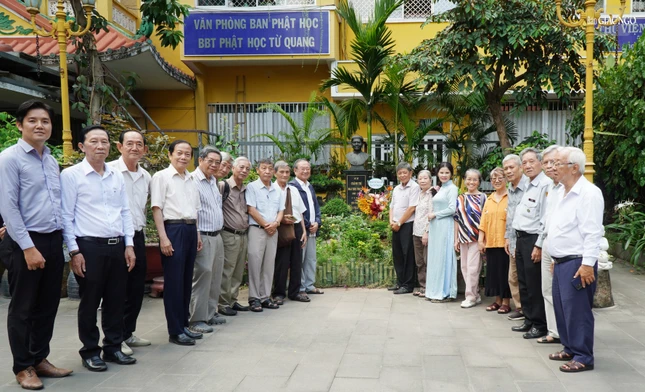 Cư sĩ Ban Phật học dâng hoa tưởng niệm Cư sĩ Ban Phật học dâng hoa tưởng niệm