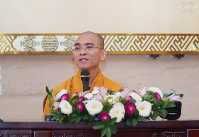 Đại đức Thích Thiện Tuệ chia sẻ Phật pháp tại khóa tu Ngày an lạc