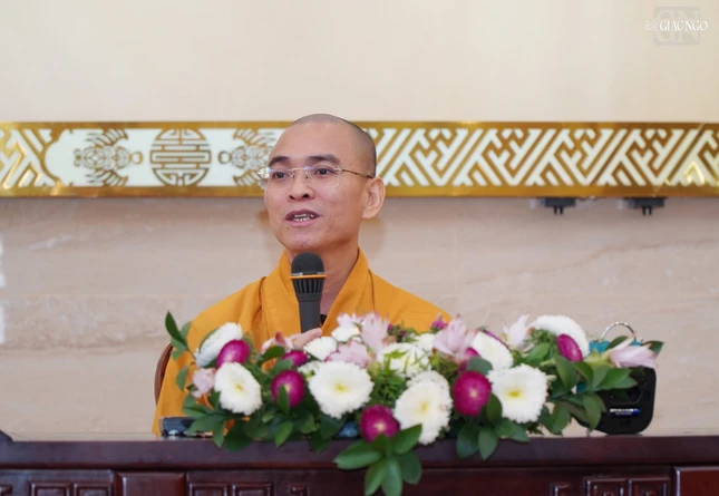 Đại đức Thích Thiện Tuệ chia sẻ Phật pháp tại khóa tu Ngày an lạc