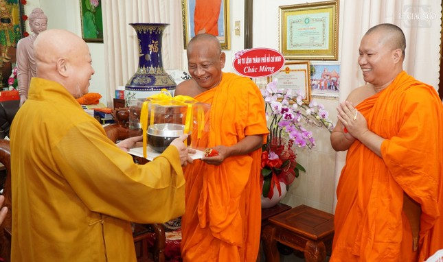 Tặng quà đến Hòa thượng Danh Lung