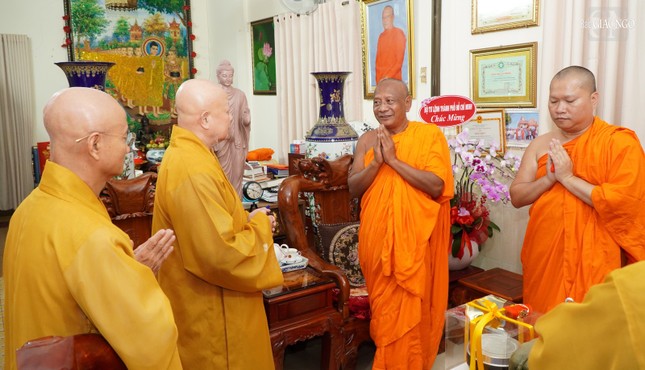 Hòa thượng Danh Lung, trụ trì chùa Candaransi tri ân chư tôn đức Ban Trị sự GHPGVN TP.HCM đến chúc mừng Tết cổ truyền Chôl Chnăm Thmây của đồng bào Khmer