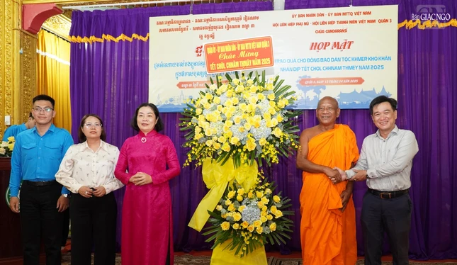 Quận ủy, UBND, UBMTTQVN Q.3 chúc mừng Tết cổ truyền Chôl Chnăm Thmây đến Hòa thượng Danh Lung