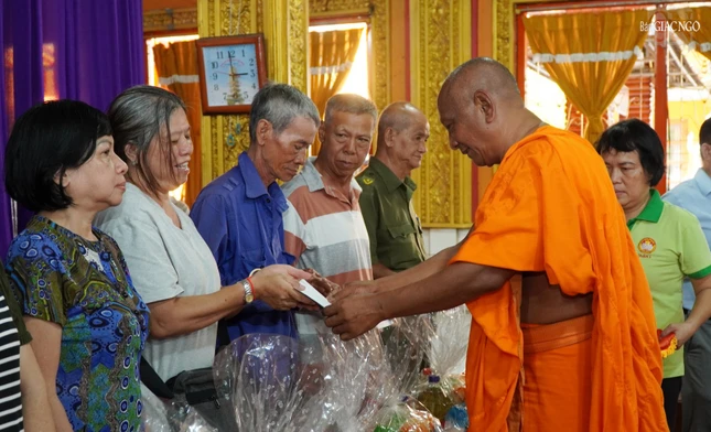 Hòa thượng Danh Lung tặng quà đến bà con Khmer trên địa bàn Q.3