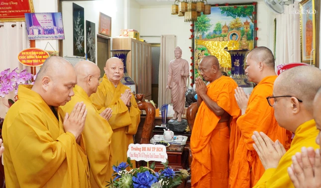 Hòa thượng Thích Lệ Trang, Trưởng ban Trị sự GHPGVN TP.HCM chúc mừng Tết cổ truyền Chôl Chnăm Thmây đến chư Tăng, Phật tử