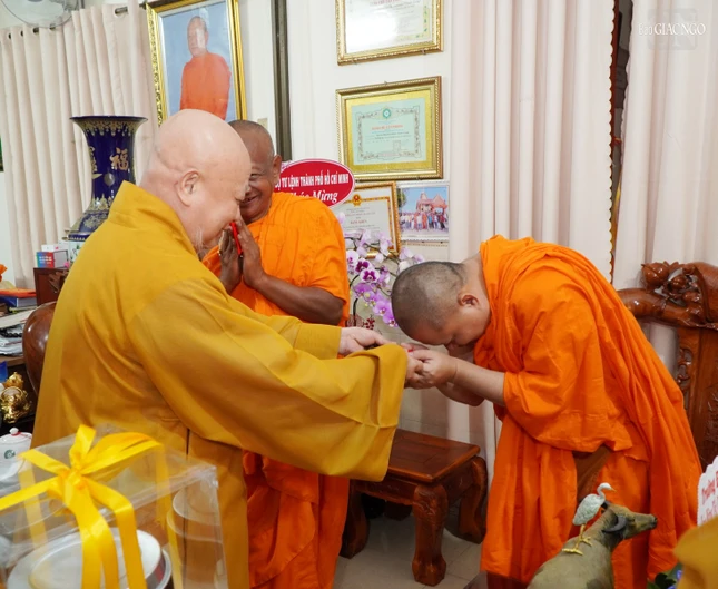 Hòa thượng Thích Lệ Trang mừng năm mới đến Đại đức Châu Hoài Thái