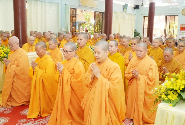 Chư Ni thành kính đảnh lễ