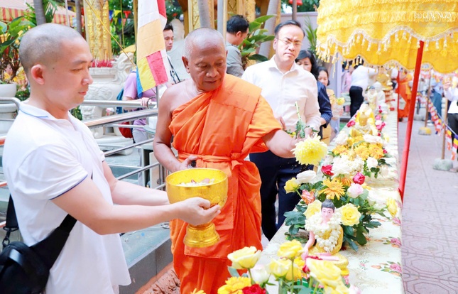 Hòa thượng Danh Lung; ông Chan Sorykan, Tổng lãnh sự Vương quốc Campuchia tại TP.HCM thực hiện nghi thức Tắm Phật