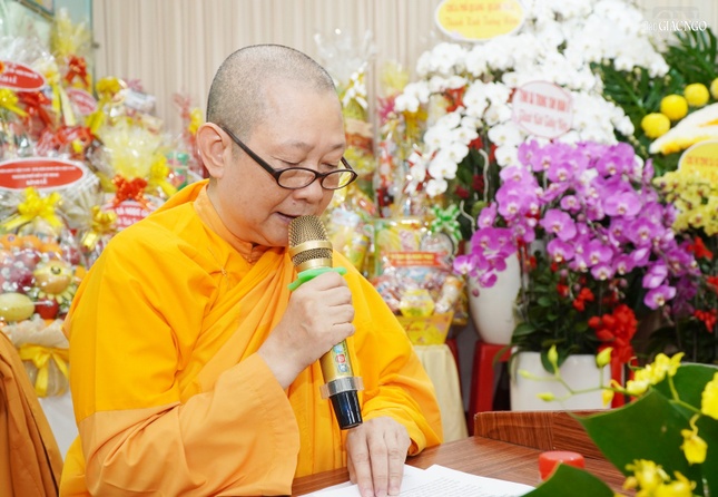 Ni trưởng Phụng Liên thay mặt chư Ni cung tuyên tiểu sử Ni trưởng Huỳnh Liên Ni trưởng Phụng Liên thay mặt chư Ni cung tuyên tiểu sử Ni trưởng Huỳnh Liên