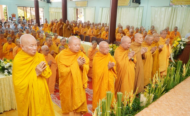 Chư tôn giáo phẩm Hệ phái Khất sĩ tưởng niệm Ni trưởng Huỳnh Liên Chư tôn giáo phẩm Hệ phái Khất sĩ tưởng niệm Ni trưởng Huỳnh Liên