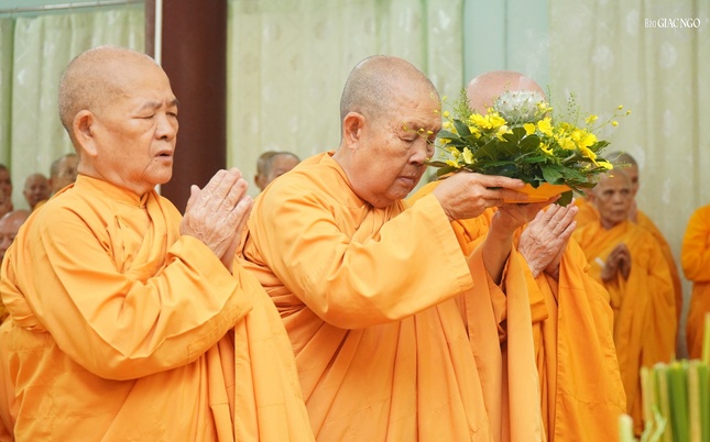 Chư Ni hệ phái dâng trầm tưởng niệm Đệ nhất Trưởng Ni giới hệ phái Khất sĩ viên tịch Chư Ni hệ phái dâng trầm tưởng niệm Đệ nhất Trưởng Ni giới hệ phái Khất sĩ viên tịch