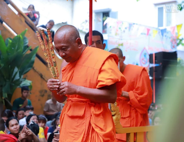 Hòa thượng Danh Lung dâng hương, lễ Phật