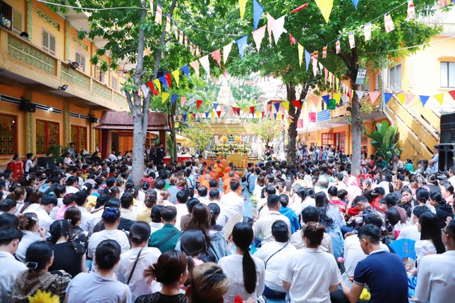 Lễ Tắm Phật đón mừng Tết Chôl Chnăm Thmây tại chùa Candaransi