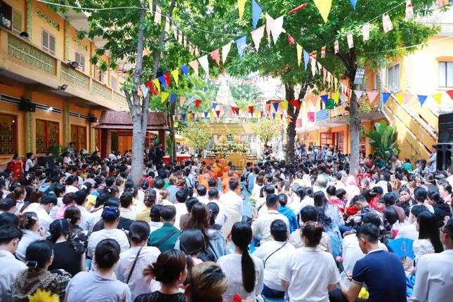 Lễ Tắm Phật đón mừng Tết Chôl Chnăm Thmây tại chùa Candaransi