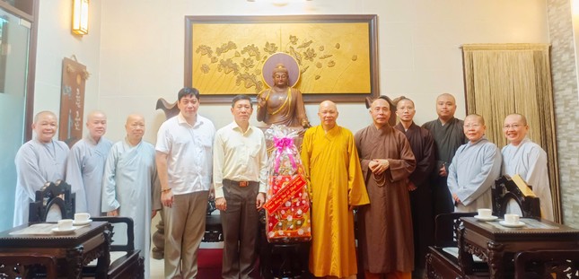 Ông Trần Xuân Điền, Phó Giám đốc Sở Dân tộc và Tôn giáo TP.HCM chúc mừng Phật đản đến Ban Trị sự GHPGVN Q.12 tại chùa Vĩnh Phước Ông Trần Xuân Điền, Phó Giám đốc Sở Dân tộc và Tôn giáo TP.HCM chúc mừng Phật đản đến Ban Trị sự GHPGVN Q.12 tại chùa Vĩnh Phước