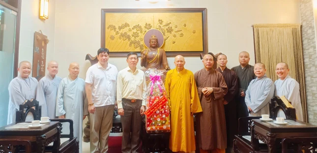 Ông Trần Xuân Điền, Phó Giám đốc Sở Dân tộc và Tôn giáo TP.HCM chúc mừng Phật đản đến Ban Trị sự GHPGVN Q.12 tại chùa Vĩnh Phước Ông Trần Xuân Điền, Phó Giám đốc Sở Dân tộc và Tôn giáo TP.HCM chúc mừng Phật đản đến Ban Trị sự GHPGVN Q.12 tại chùa Vĩnh Phước