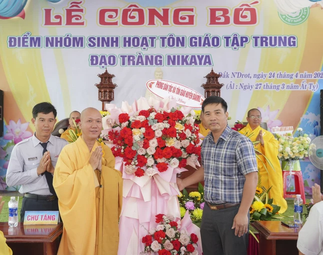 Lẵng hoa chúc mừng của Phòng Dân tộc và Tôn giáo H.Đắk Mil