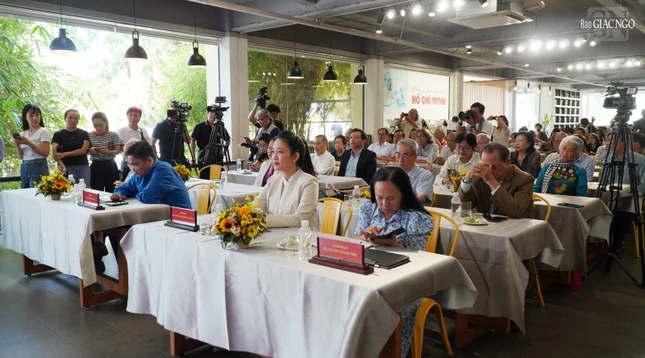 Đại diện lãnh đạo, văn nghệ sĩ tham dự