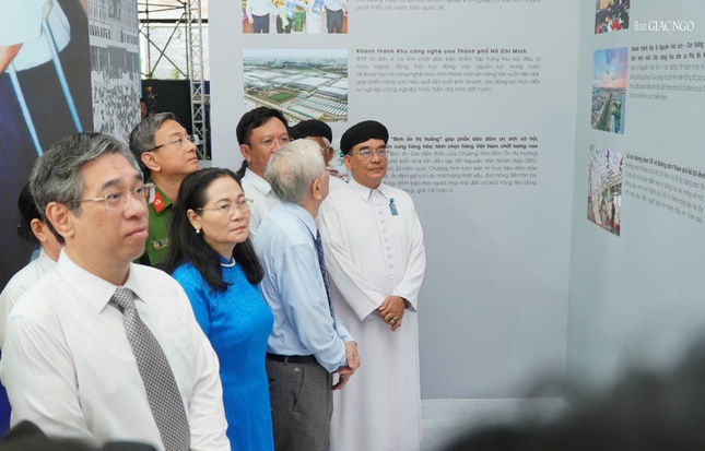 Đại biểu tham quan các khu triển lãm