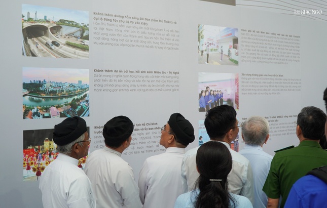 Đại biểu tham quan các khu triển lãm trưng bày 50 tác phẩm văn học - nghệ thuật tiêu biểu, 50 công trình/cụm công trình xây dựng tiêu biểu, 50 sự kiện, hoạt động nổi bật của TP.HCM, nhân dịp Kỷ niệm 50 năm thống nhất đất nước (30-4-1975 – 30-4-2025)