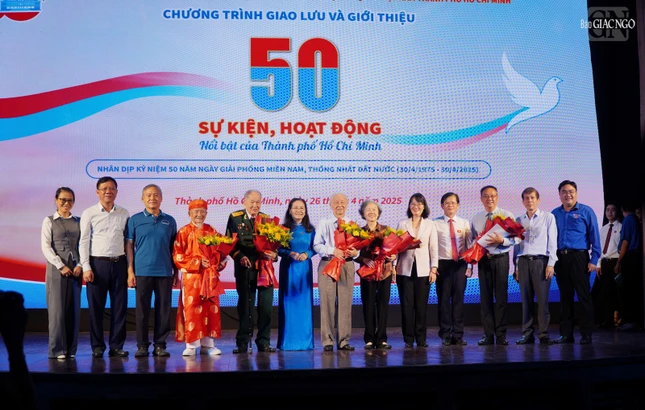 Bà Nguyễn Thị Lệ, Phó Bí thư Thành ủy, Chủ tịch HĐND TP.HCM trao hoa cảm ơn đến các khách mời Bà Nguyễn Thị Lệ, Phó Bí thư Thành ủy, Chủ tịch HĐND TP.HCM trao hoa cảm ơn đến các khách mời