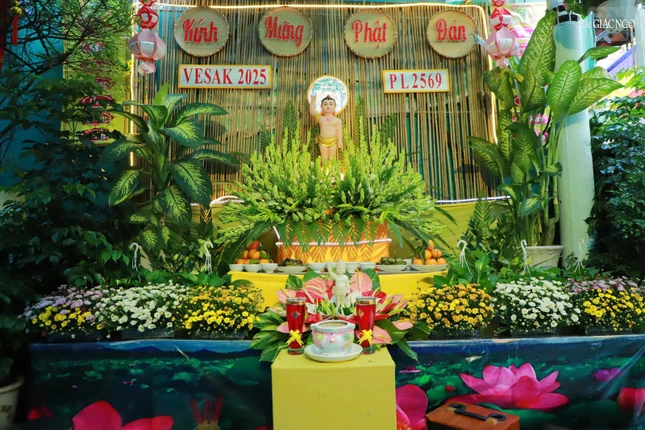 Lễ đài tư gia Phật đản nhà Phật tử Nguyên Cảm