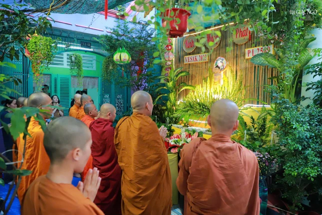 Chư Tăng đảnh lễ Tam bảo