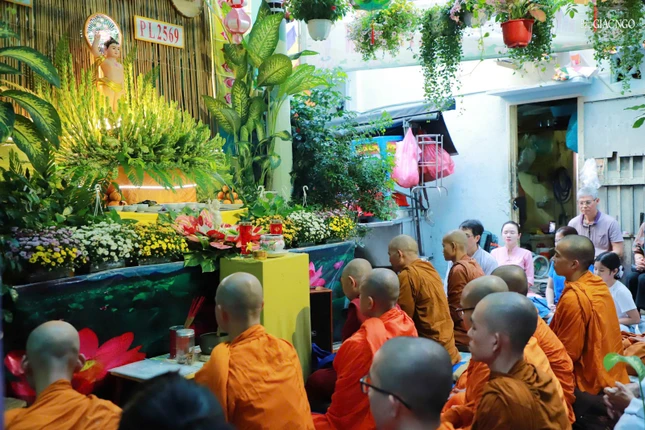 Trang nghiêm thanh tịnh nơi lễ đài Phật đản tư gia, dâng lên cúng dường Phật đản Phật lịch 2569, Đại lễ Vesak Liên Hiệp Quốc 2025 tổ chức tại TP.HCM