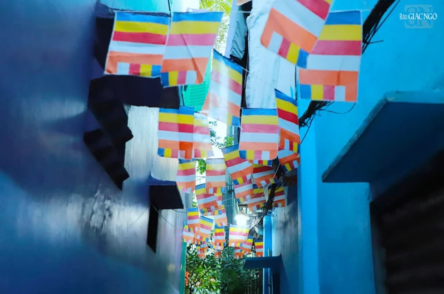 Cờ Phật giáo được treo nơi hẻm vào lễ đài Phật đản tư gia