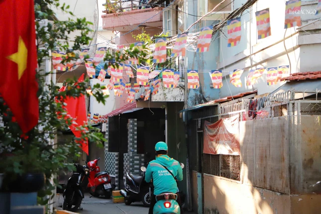Hẻm 113 hân hoan đón mừng Phật đản