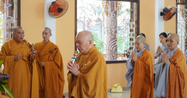 Thượng tọa Thích Trí Thường, Trưởng ban Trị sự GHPGVN Q.12 làm sám chủ, cùng chư tôn đức Phật giáo quận thực hiện khóa lễ Tam bảo, nghi thức cúng ngọ