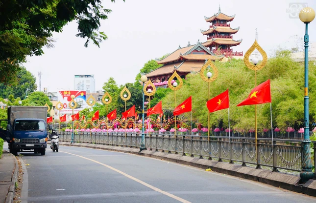 Cờ được chùa Candaransi thiết trí trên đường Hoàng Sa