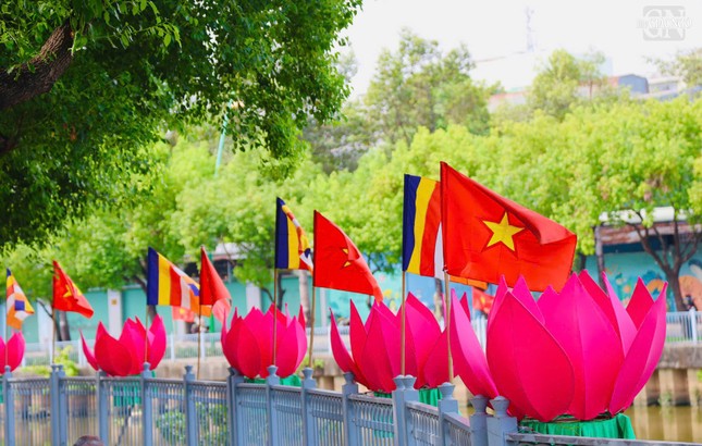 Quốc kỳ, Đạo kỳ, sen hồng được chùa Giác Uyển (Q.Phú Nhuận) thiết trí trên đoạn đường Trường Sa