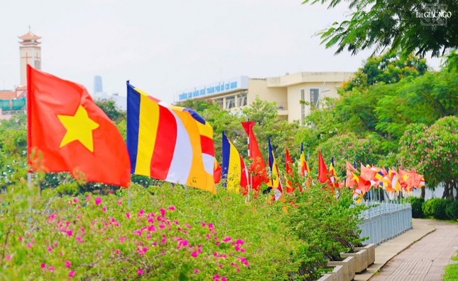 Cờ được thiết trí gần tổ đình Vạn Thọ (Q.1)