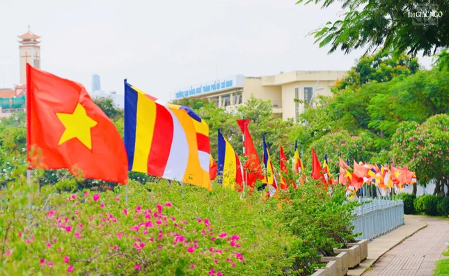 Cờ được thiết trí gần tổ đình Vạn Thọ (Q.1)