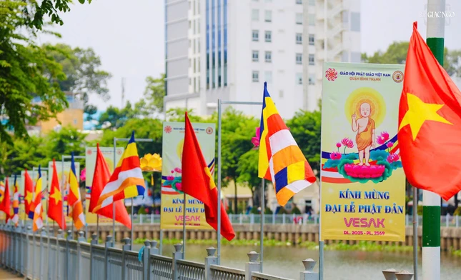 Ban Trị sự GHPGVN Q.Bình Thạnh thiết trí cờ, pano trên đường Trường Sa